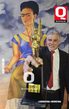 Paco de la O con el Premio de la revista Q