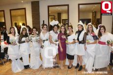Sandra Loza junto a las invitadas vestidas con diseños muy originales