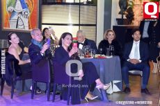 A     La familia Hernández tomándo fotos y vídeos del recibimiento del Premio Q al Dr. Jorge Hernández