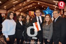 A  Rosita Oliva, Paola Oliva, Martha Oliva, Juan Oliva, Martha Hernández y Juan Manuel Oliva