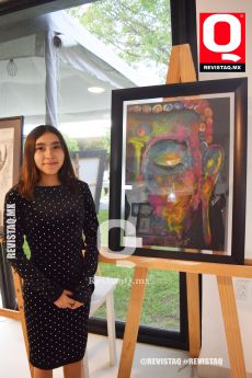 Retana Ávila con su pintura 'Paz'