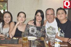 Regina González, Ximena González, Leticia González, Miguel González y Miguel González