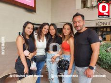 Ernesto Cortes y Alejandra Frausto Pimentel con sus hijas