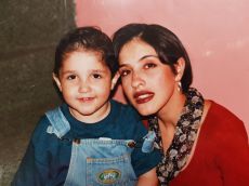 Sonrientes Alan Gerardo Aguirre y su mamá Marcela García