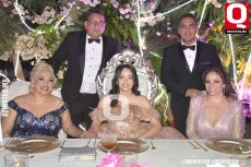 La quinceañera con sus padres y padrinos