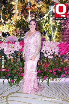 Miriam Vargas mamá de la quinceañera