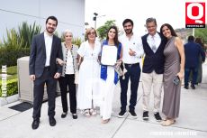 A   Mónica Obregón Aranda acompañada de su familia