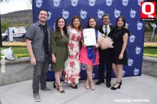 Ana Martínez Vega acompañada de su familia