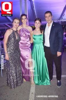 Mariana Fernanda Cabeza de Vaca y Dana Gabriela Cabeza de Vaca con sus papás