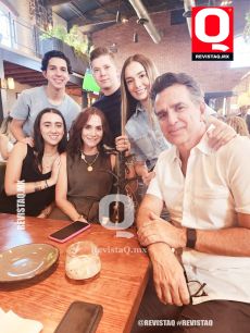 Regina Villanueva Fabricio Moreno. Chino Albo  Ana Elena García y Elena Berlanga y Poncho Villanueva en el Almacén del Bife