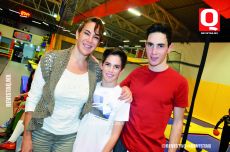 Pili Orozco con sus hijos Santiago  Rodríguez y Alex Rodríguez