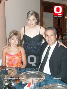 Cindy Bernal de Aguirre QEPD y Mario Aguirre con su nena Melissa