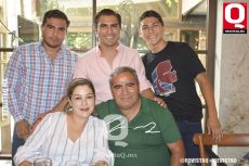 Gael Delgado, Erick Delgado, Ivan Delgado, Elizabeth Martinez y Saúl Delgado