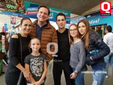 Alejandro James y Sofi Orozco en familia