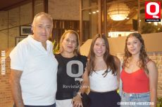 Enrique López,  Erika Mier,  Adriana López y Mayela López