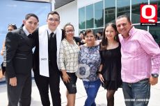 Manuel Martínez acompañado de su familia