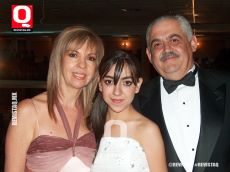 Alejandro Hernández  y Rosy Fonseca de Hernández con su hija Regina Hernández