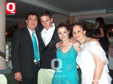 Hugo Mora y  Lupita González  con sus hijos Hugo Mora y Anahi Mora