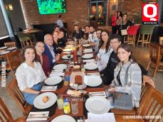 A   Paola Rojas, Fari Dieck, Sofía Medrano en el Almacén del Bife