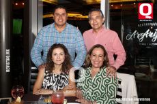 Dr. Gazpar Rico y Marisol Carrillo con los Medina González