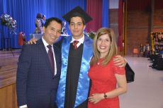 El Dr. David González, Miguel Francisco González, ganador del Premio Madre Trinidad, y Paula Sánchez
