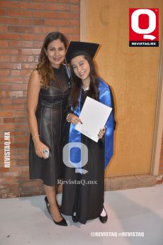 Sandra González con Vania Villanueva