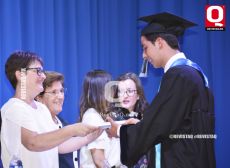 Sor Alicia Vargas entregando a Miguel González, sus documentos