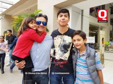 A   Enrique Avilés y familia en Plaza Mayor
