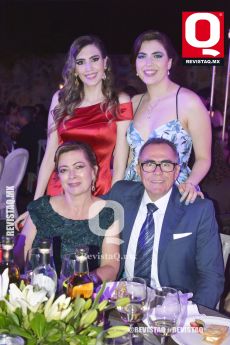 Arantza Peláez, Nora Peláez, Nora Ramírez y Enrique Peláez