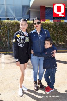 Katia Cervantes, Carmen Muñoz y Efraín Cervantes