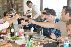 Y ESTO, QUE LO OTRO... El querido  Facundo de lo más relajado en el restaurante