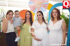 A   Vicky Velázquez, Rodrigo de Andá, Marisol Mena, Natalia García de Anda y Luz Mena