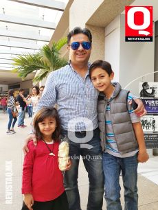 Enrique Avilés y familia.