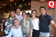 A Patricio  Macouzet y Malena Vázquez en familia