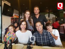 A  Mario Moreno y familia