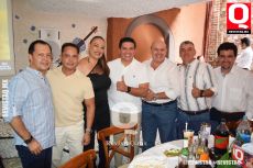 A   La organizadora Vero Gamiño con amigos y compañeros