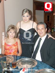 Cindy Bernal de Aguirre QEPD y Mario Aguirre con su hija  Melissa Aguirre Bernal