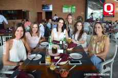 A  Daniela Vieyra compartiendo una tarde con sus amigas