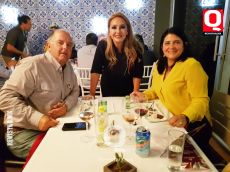 A    Bernardo Gómez, Lucy Noriega y Ceci Aranda