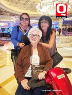 María José Bastos y Pilar  Bastos  con sus mamá
