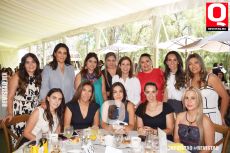 Johan Davalos, Lali Aranda y amigas