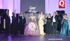 A  El brindis con sus papás y sus padrinos