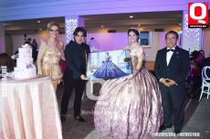 Se llevó a cabo un homenaje sorpresa al Diseñador Eduardo Villegas cómo reconocimiento por el diseño del vestido de la quinceañera.