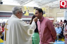 Luis Villalobos recibiendo la comunión