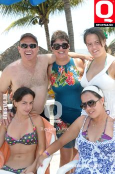 Memo Padilla y Juana Maria Collazo con sus hijas Regina y Ximena con Paulina Alvarez del Castillo