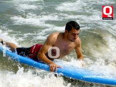Retando las olas  Alfie Aguirre