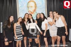 A  Posando para una foto divertida de revista Q