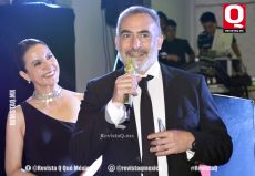 Con agrado Daniel Martínez junto a su querida esposa Verónica Merchant