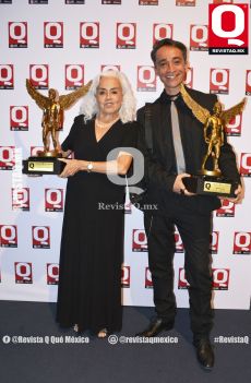 Evangelina Martínez y Roberto Sosa con sus premios de la Revista Q.