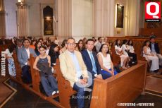 Emocionados en  la misa de la Primera  Comunión de estudiantes del Miraflores
